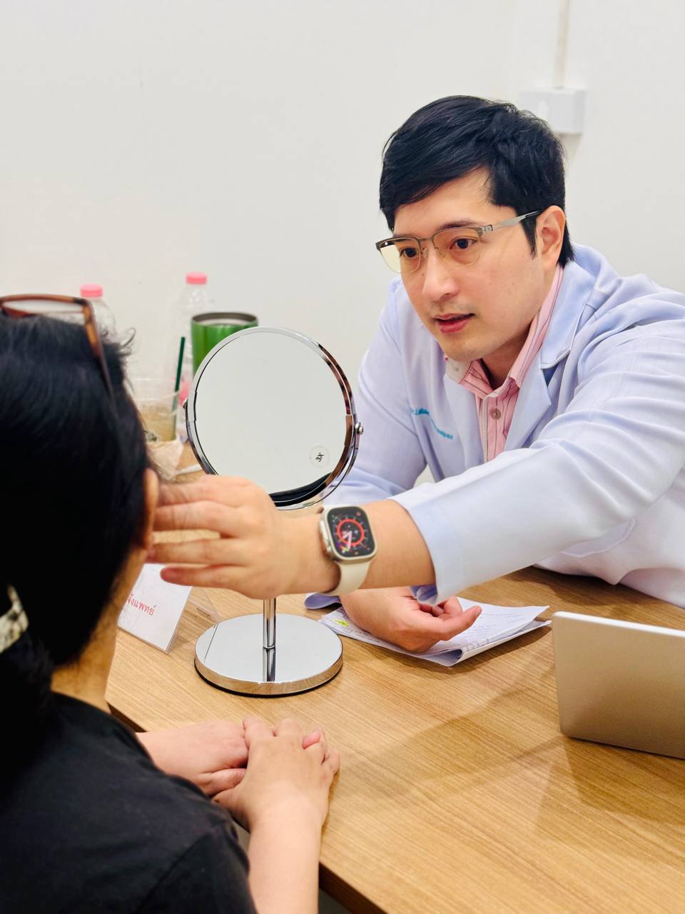 นายแพทย์หลักเขต เหล่าประไพพรรณ ขณะให้คำปรึกษาที่ KPB Clinic